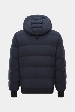 Moose Knuckles Daunenblouson 'Soho' navy Rückansicht, Slim Fit, hochwertige Microfaser, geschmeidiger Griff, robuster Zwei-Wege-Reißverschluss, hoch schließender Kragen, Kapuze mit Tunnelzug, Metall-Logo am Oberarm, schräge Hüft- und Brusttaschen mit Zipp