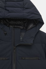 Nahaufnahme des Kapuzenbereichs des Moose Knuckles Daunenblouson 'Soho' navy, Slim Fit mit hochwertiger Microfaser, geschmeidigem Griff, robustem Zwei-Wege-Reißverschluss, hoch schließendem Kragen, Kapuze mit Tunnelzug, Metall-Logo am Oberarm, schrägen Hü