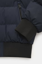 Nahaufnahme des linken Ärmels und der Hüftpartie des Moose Knuckles Daunenblouson 'Soho' navy aus schräger Perspektive, mit hochwertiger Microfaser, geschmeidigem Griff, Slim Fit, robustem Zwei-Wege-Reißverschluss, hoch schließendem Kragen, Kapuze mit Tun