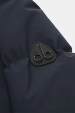 Moose Knuckles Daunenblouson 'Soho' navy, Detailansicht von oben rechts, hochwertige Microfaser, geschmeidiger Griff, Slim Fit, robuster Zwei-Wege-Reißverschluss, hoch schließender Kragen, Kapuze mit Tunnelzug, typisches Metall-Logo am Oberarm, schräge Hü