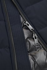 Nahaufnahme aus schräger Perspektive auf den robusten Zwei-Wege-Reißverschluss des Moose Knuckles Daunenblouson 'Soho' navy mit hochwertiger Microfaser, geschmeidigem Griff, Slim Fit, hoch schließendem Kragen, Kapuze mit Tunnelzug, typischem Metall-Logo a