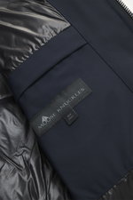 Nahaufnahme des Innenfutters und Etiketts des Moose Knuckles Daunenblouson 'Soho' navy, hochwertige Microfaser, Slim Fit, Daunenfüllung.