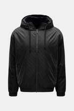 Moose Knuckles Wende-Blouson 'Borden Monogram' schwarz gemustert, frontal, mit Kapuze, Reißverschluss, elastischen Bündchen, Webpelz-Innenfutter.