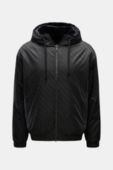 Moose Knuckles Wende-Blouson 'Borden Monogram' schwarz gemustert, frontal, mit Kapuze, Reißverschluss, elastischen Bündchen, Webpelz-Innenfutter.