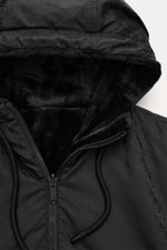 Moose Knuckles Wende-Blouson 'Borden Monogram' schwarz gemustert, Nahaufnahme aus schräger Front, Microfaser, Webpelz, Kapuze, Reißverschluss.
