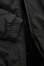 Moose Knuckles Wende-Blouson 'Borden Monogram' schwarz gemustert von oben fotografiert, zeigt Reißverschluss, elastisches Bündchen, Microfaser mit Webmuster und Webpelz-Innenseite.