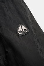 Moose Knuckles Wende-Blouson 'Borden Monogram' schwarz gemustert, Detailaufnahme mit Metall-Logo am Oberarm, glatter Microfaser, sportiv und urban.