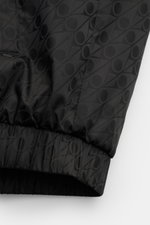 Moose Knuckles Wende-Blouson 'Borden Monogram' schwarz gemustert, Detailaufnahme von Ärmel mit elastischem Bündchen und glattem Griff, Microfaser.