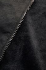 Moose Knuckles Wende-Blouson 'Borden Monogram' schwarz gemustert, Nahaufnahme Reißverschluss, glatte Außenseite mit Webmuster und weicher Webpelz-Innenseite.