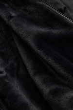 Nahaufnahme des flauschigen Webpelz-Innenteils vom Moose Knuckles Wende-Blouson 'Borden Monogram' schwarz gemustert, Detail von Reißverschluss und glatter Microfaser.

Dieser Alt-Tag beschreibt das Bild aus der Nahperspektive, zeigt die weiche Webpelzseit