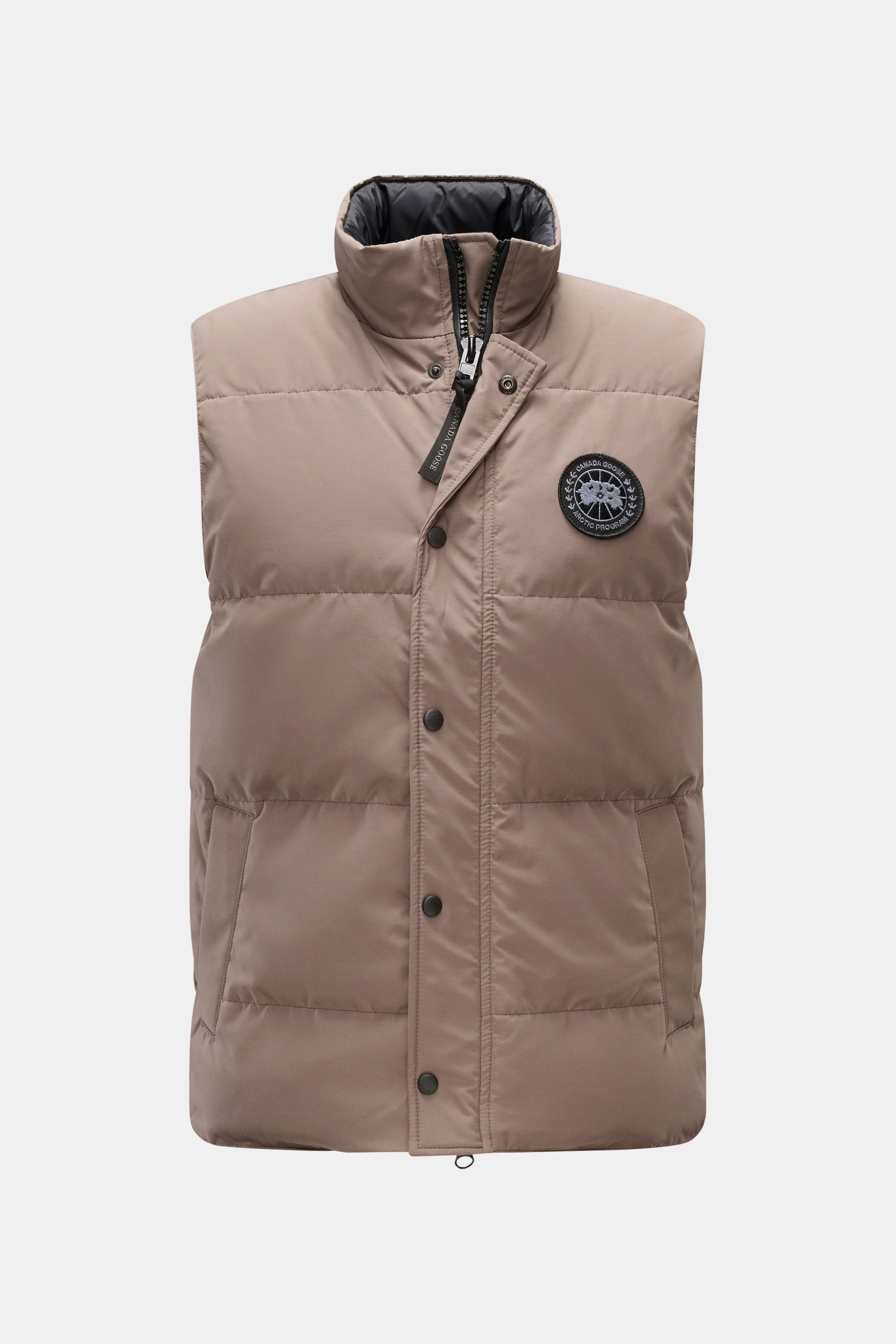 Canada Goose Daunenweste 'Garson' taupe von vorne, Slim Fit, wasserabweisend, Baumwoll-Microfaser-Mix, mit Stehkragen, Reißverschluss, Druckknöpfen, Brust-Logo und Leistentaschen.