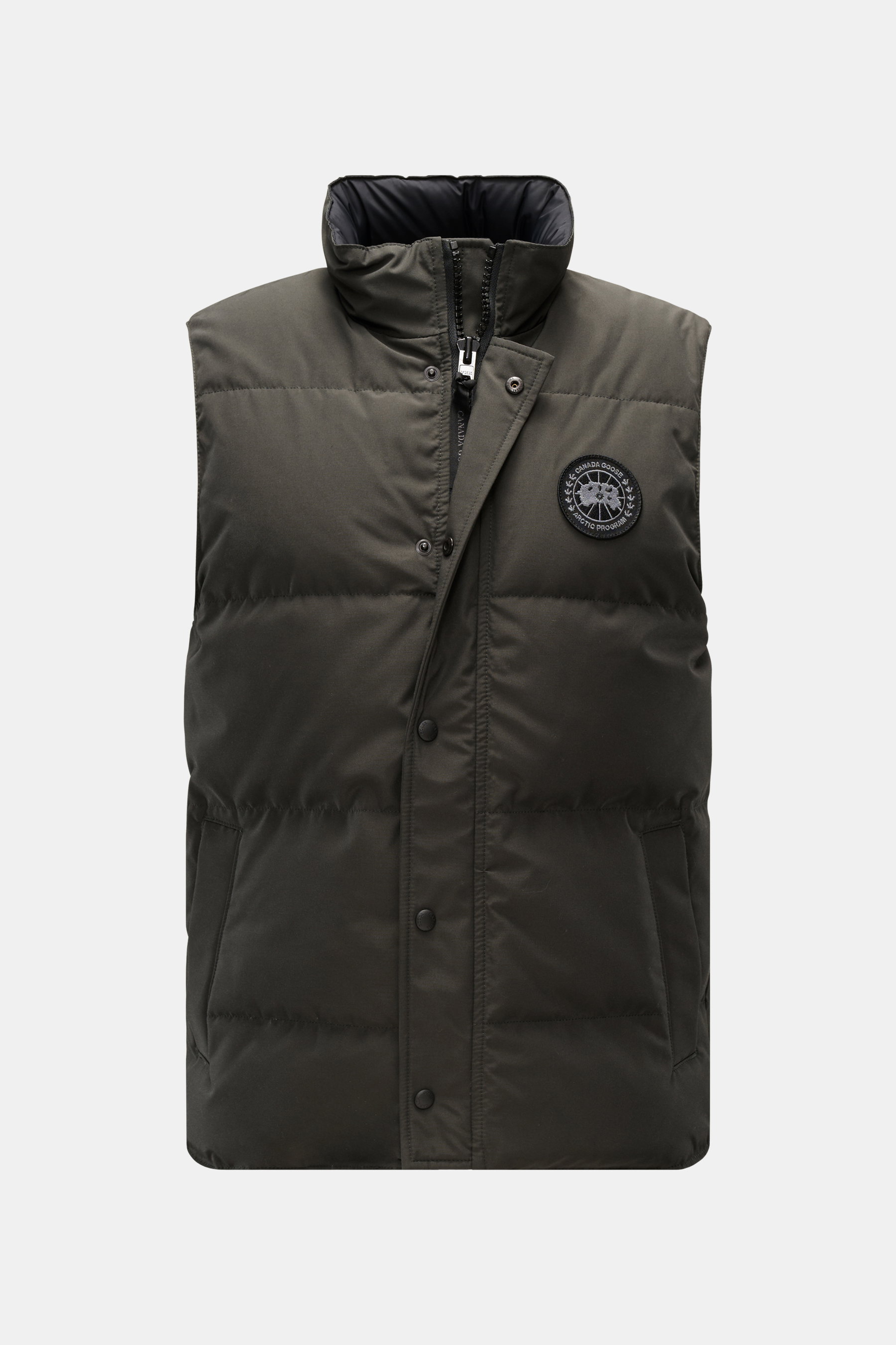 Vorderansicht der Canada Goose Daunenweste 'Garson' graugrün mit Slim Fit, wasserabweisendem Baumwoll-Microfaser-Mix, Daunenfüllung, Stehkragen, Zwei-Wege-Reißverschluss, Windblende, Brust-Logo, Leistentaschen und Innentasche.
