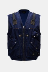 Stone Island Jeansweste "Indigo Polypropylene Denim Light" dunkelblau, Utility-Look, Slim Fit, fünf Fronttaschen, robuster Zwei-Wege-Reißverschluss, frontale Perspektive.