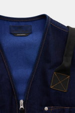 Stone Island Jeansweste "Indigo Polypropylene Denim Light" dunkelblau, Slim Fit, Baumwoll-Microfaser-Mix, robuster Zwei-Wege-Reißverschluss, Fronttaschen, Kompass-Badge, Nahaufnahme von vorne.