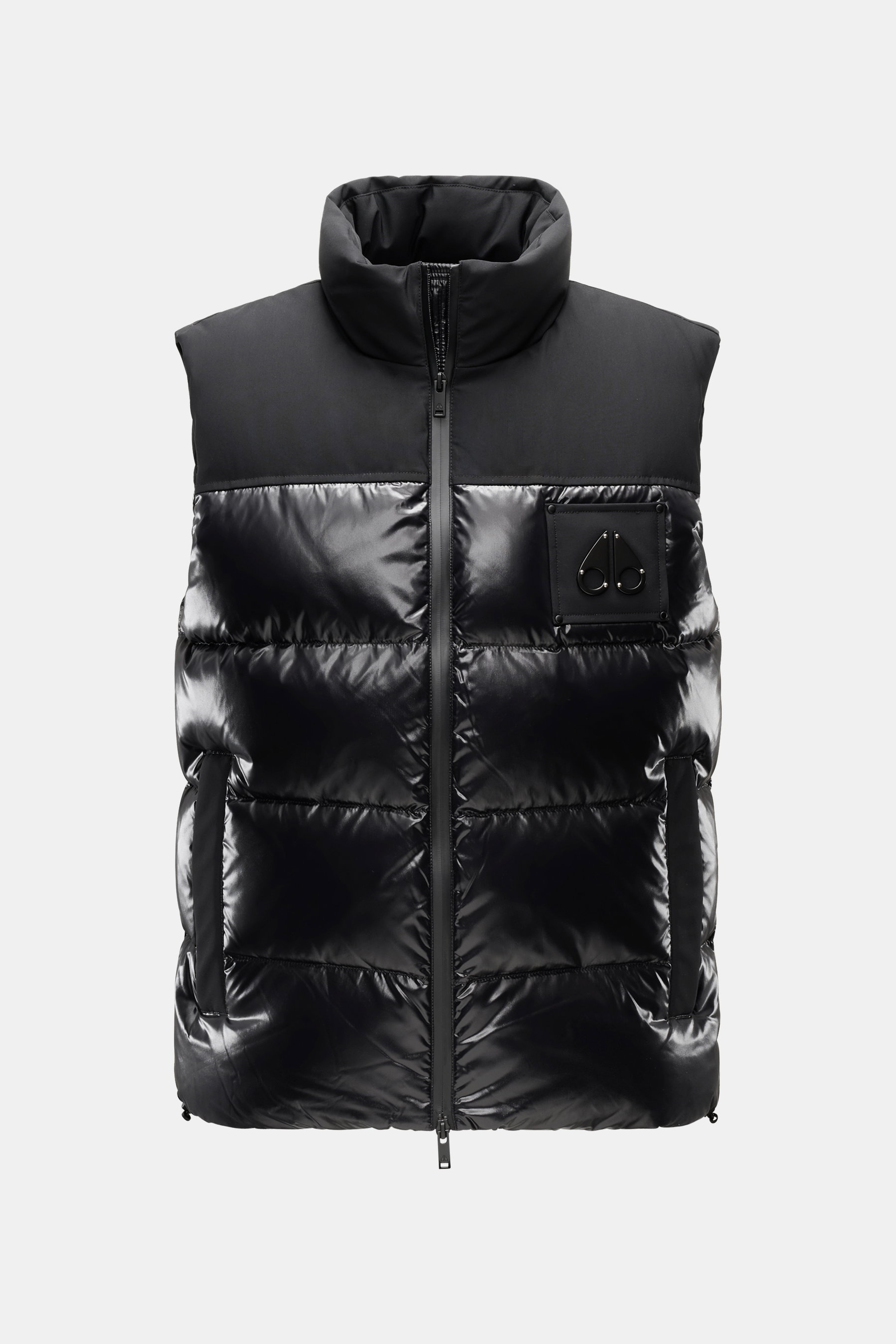 Moose Knuckles Daunenweste "Victory Peak" schwarz, frontal fotografiert, Slim Fit mit wärmender Daunenfüllung, Metall-Logo, Zwei-Wege-Reißverschluss, Zipper-Taschen.
