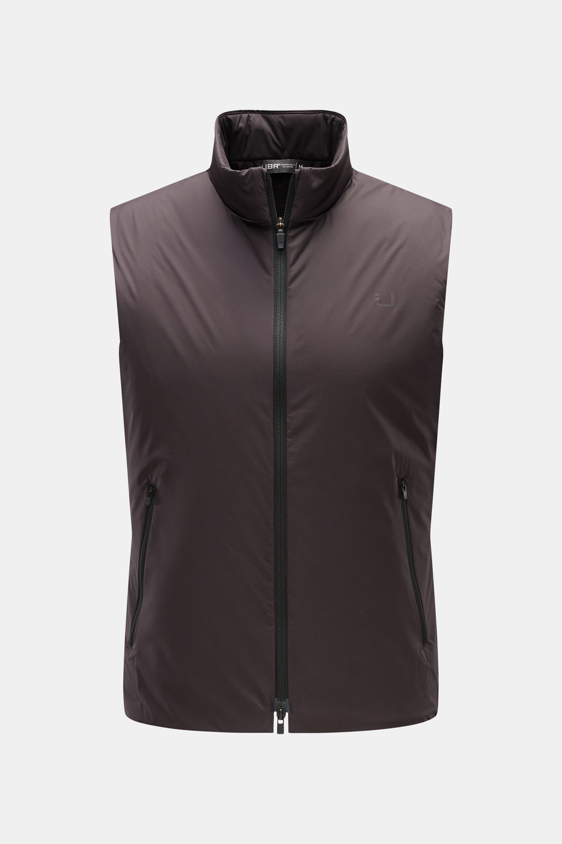 UBR Outdoor-Weste 'Raptor' dunkelbraun, frontal fotografiert, mit Stehkragen, zwei-Wege-Reißverschluss, schrägen Zipper-Taschen, leichter Wattierung, reflektierenden Details und Slim Fit.