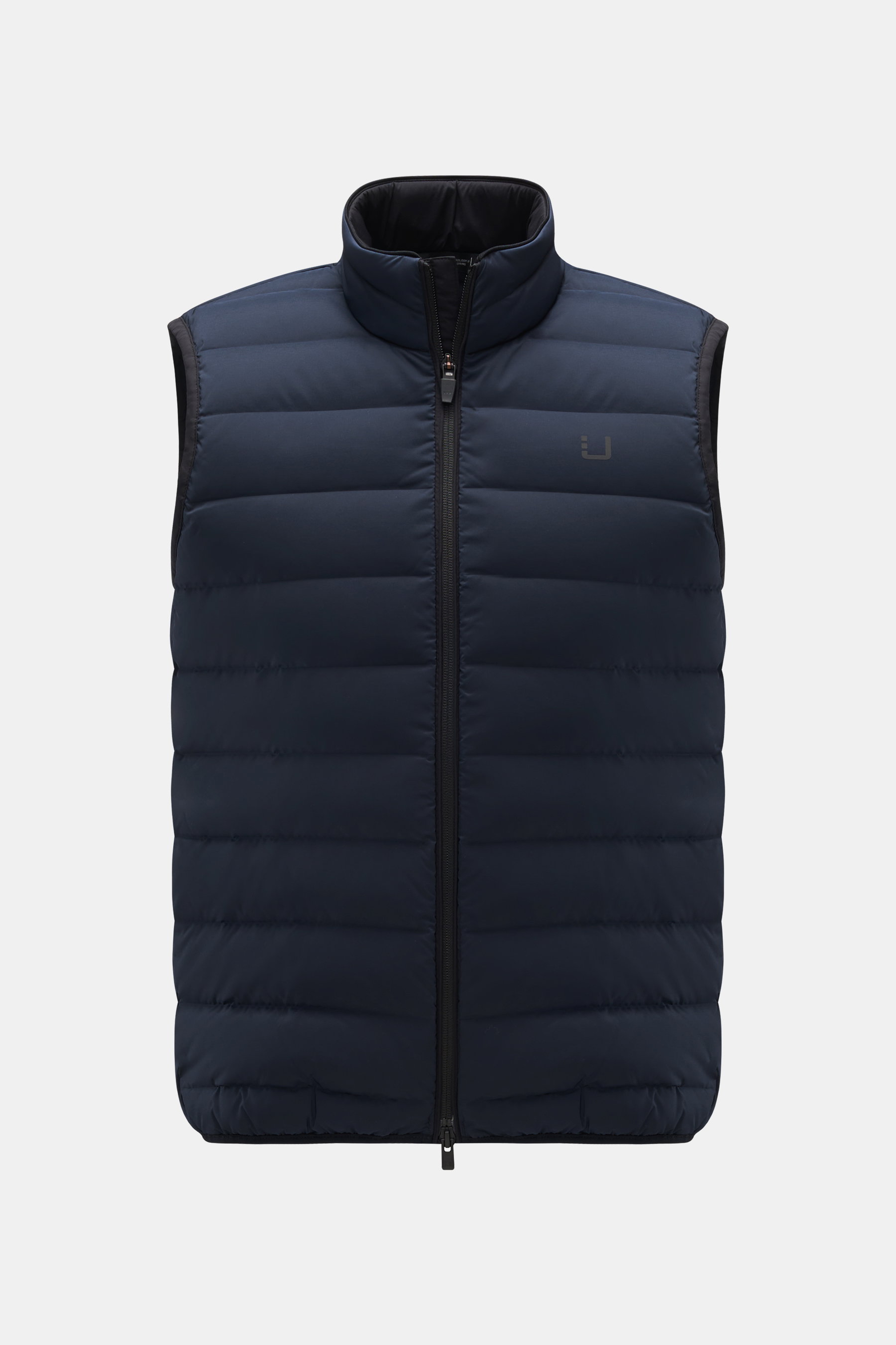 Vorderansicht der UBR Daunenweste 'Sonic' navy aus hochwertiger, elastischer Microfaser, wasserabweisend, Slim Fit, mit Daunenfüllung, Zwei-Wege-Reißverschluss, hochschließendem Kragen, Zipper-Taschen, reflektierendem Logo-Print, elastischen Abschlüssen u