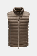 Moorer Daunenweste 'Calaf' dark olive, frontal fotografiert, gesteppte Outdoor-Weste, Slim Fit, atmungsaktiv, wasserabweisend, mit Gänsedaunenfüllung, zwei-Wege-Reißverschluss, schmaler Stehkragen, verdeckte Zipper-Taschen.