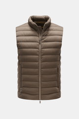 Moorer Daunenweste 'Calaf' dark olive, frontal fotografiert, gesteppte Outdoor-Weste, Slim Fit, atmungsaktiv, wasserabweisend, mit Gänsedaunenfüllung, zwei-Wege-Reißverschluss, schmaler Stehkragen, verdeckte Zipper-Taschen.