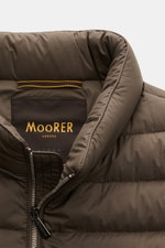 Nahaufnahme der Moorer Daunenweste 'Calaf' dark olive von oben mit stehendem Kragen, Microfaser, Gänsedaunenfüllung, Slim Fit, wasserabweisend.