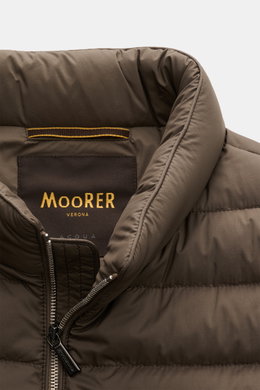 Nahaufnahme der Moorer Daunenweste 'Calaf' dark olive von oben mit stehendem Kragen, Microfaser, Gänsedaunenfüllung, Slim Fit, wasserabweisend.
