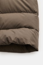 Nahaufnahme der gesteppte Moorer Daunenweste 'Calaf' dark olive, Detailansicht der hochwertigen Microfaser und sibirischen Gänsedaunenfüllung.