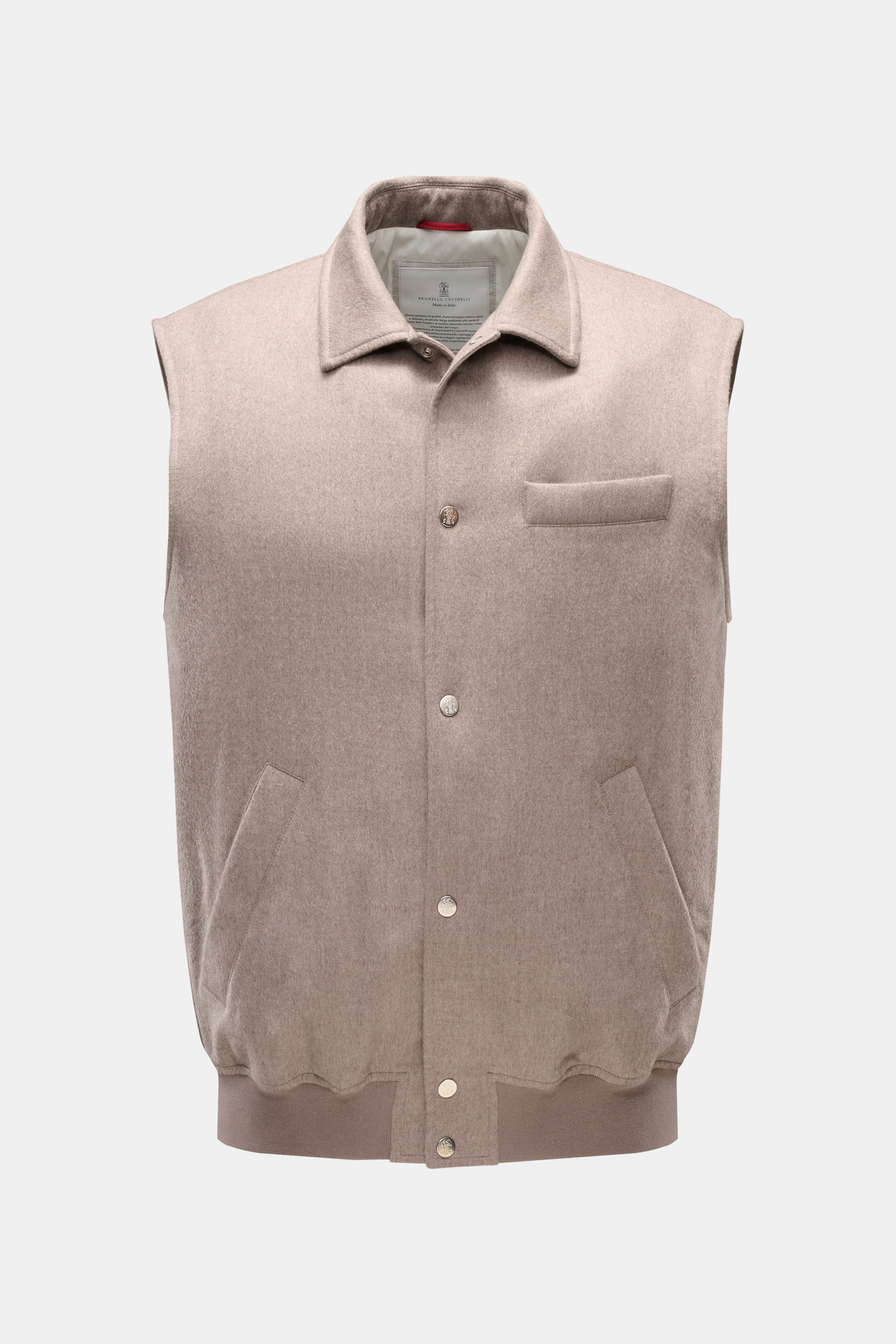 Brunello Cucinelli Cashmere Outdoorweste taupe, frontal fotografiert, Slim Fit, mit variablen Kragen, Brusttasche, Druckknopfleiste, leichter Wattierung.