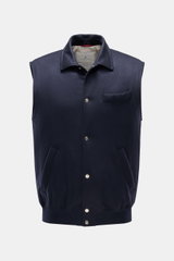 Brunello Cucinelli Cashmere Outdoorweste navy in Frontansicht, Slim Fit, mit variablen Kragen, Druckknopfleiste, Brust- und Leistentaschen.