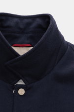 Brunello Cucinelli Cashmere Outdoorweste navy, Detailaufnahme von oben, variabler Kragen, Druckknopfleiste, reine Cashmere mit leichter Wattierung.