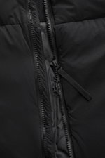 Close-up front view of the black Canada Goose Daunenweste 'Lodge' showing the robust two-way zipper with branded pull tab; Die superleichte Daunenweste 'Lodge' von CANADA GOOSE mit hochwertigem Ripstop-Obermaterial lässt perfekt Layern und ist damit ein p