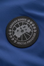 Canada Goose Daunenweste 'Lodge' blau, Detailaufnahme des tonalen Weblabels auf Ripstop-Obermaterial, superleicht, wind- und wasserabweisend.
