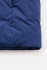 Nahaufnahme der unteren Kante der Canada Goose Daunenweste 'Lodge' blau, aus Ripstop-Microfaser, slim fit, mit wattiertem Stehkragen.