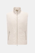Moorer Outdoor-Weste 'Senio-Si' creme, Slim Fit, aus Sea Island Baumwolle und Seide, Frontansicht mit Stehkragen, Zipper-Taschen, zwei-Wege-Reißverschluss.