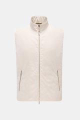 Moorer Outdoor-Weste 'Senio-Si' creme, Slim Fit, aus Sea Island Baumwolle und Seide, Frontansicht mit Stehkragen, Zipper-Taschen, zwei-Wege-Reißverschluss.