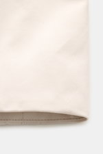 Moorer Outdoor-Weste 'Senio-Si' creme aus Sea Island Baumwolle und Seide, Slim Fit, glatter Griff, schmaler Stehkragen, schräge Zipper-Taschen, Detailansicht Saum.