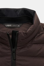 UBR Daunenweste 'Supersonic' graubraun, Nahaufnahme von Kragen und Reißverschluss, elastische Microfaser, Slim Fit, wasserabweisend, Daunenfüllung.