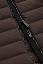 UBR Daunenweste 'Supersonic' graubraun, Detailaufnahme des zwei-Wege-Reißverschlusses und elastischer Microfaser-Oberfläche aus Frontperspektive.