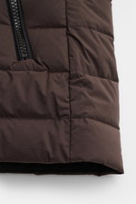 UBR Daunenweste 'Supersonic' graubraun, Detailansicht von unten, elastische Microfaser, ultraleichte Daunenfüllung, wasserabweisend, Zipper-Tasche.