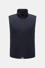 UBR Outdoor-Weste 'Raptor' navy, frontale Nahaufnahme, leichte wattierte Microfaser, Slim Fit, Stehkragen, Zwei-Wege-Reißverschluss, schräge Zipper-Taschen, reflektierende Details.
