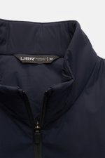 UBR Outdoor-Weste 'Raptor' navy, Nahaufnahme von Stehkragen und Zwei-Wege-Reißverschluss, leichte wattierte Microfaser, Slim Fit, reflektierende Details.