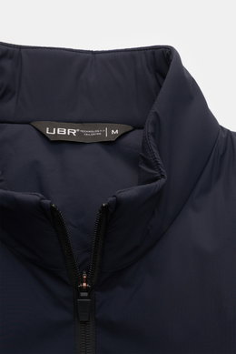 UBR Outdoor-Weste 'Raptor' navy, Nahaufnahme von Stehkragen und Zwei-Wege-Reißverschluss, leichte wattierte Microfaser, Slim Fit, reflektierende Details.