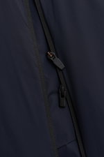 UBR Outdoor-Weste 'Raptor' navy in Nahaufnahme, diagonaler Blick auf den Zwei-Wege-Reißverschluss aus hochwertiger Microfaser mit leichter Wattierung.