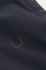 UBR Outdoor-Weste 'Raptor' navy aus hochwertiger Microfaser, leichte Wattierung, Slim Fit, reflektierender Logo-Print, Detailansicht frontal.