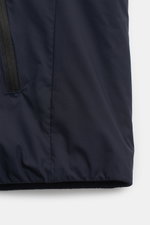 Nahaufnahme der UBR Outdoor-Weste 'Raptor' navy, schräge Zipper-Tasche, leichte Wattierung, Microfaser, Slim Fit, Frontansicht.