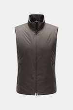 UBR Outdoor-Weste 'Raptor' oliv, frontale Aufnahme, Slim Fit, hochwertige Microfaser, leichte Wattierung, zwei-Wege-Reißverschluss, Stehkragen, schräge Zipper-Taschen, reflektierende Details.
