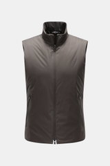 UBR Outdoor-Weste 'Raptor' oliv, frontale Aufnahme, Slim Fit, hochwertige Microfaser, leichte Wattierung, zwei-Wege-Reißverschluss, Stehkragen, schräge Zipper-Taschen, reflektierende Details.