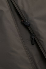 Nahaufnahme der UBR Outdoor-Weste 'Raptor' oliv mit hochwertiger Microfaser, leicht wattiert, zwei-Wege-Reißverschluss aus schräger Perspektive.