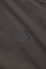 UBR Outdoor-Weste 'Raptor' oliv, Detailaufnahme des reflektierenden Logos auf hochwertiger Microfaser mit weichem Griff und leichter Wattierung.
