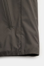 UBR Outdoor-Weste 'Raptor' oliv im Slim Fit, Detailansicht seitlich mit Zipper-Tasche, leichter Wattierung, Microfaser, Reflektoren.