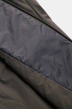 UBR Outdoor-Weste 'Raptor' oliv, Detailaufnahme von Innenfutter und Reißverschluss, leichte Wattierung, Microfaser, Slim Fit, reflektierende Details